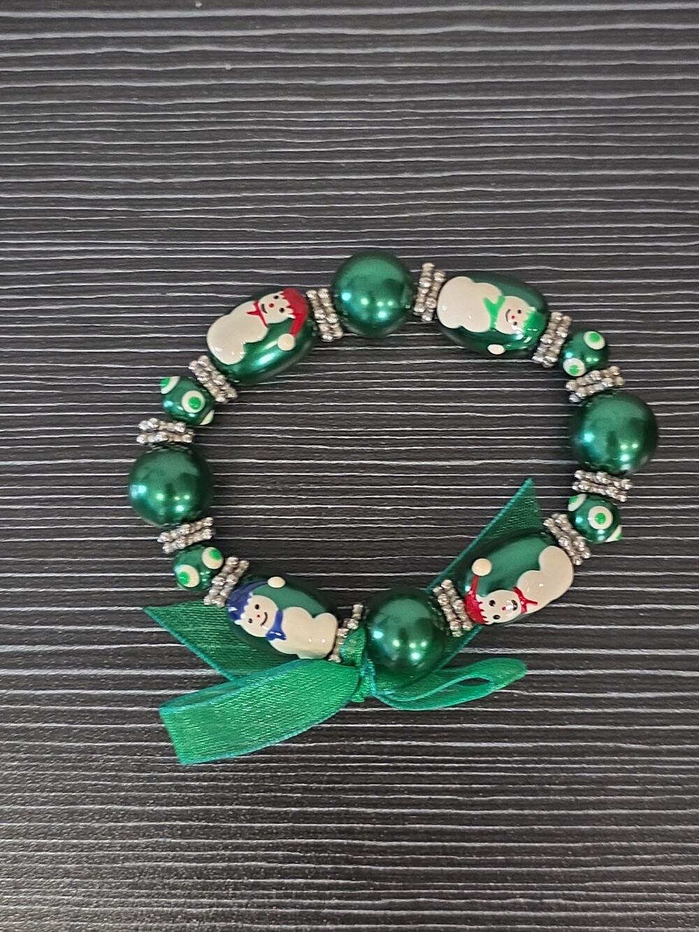 Fun Chunky Green Glass Beaded Stretch Bracelet Holiday Snowman Bow Silver Tone